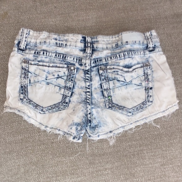 COPY - Day trip Gemini shorts purchased from Buckle - Picture 2 of 2